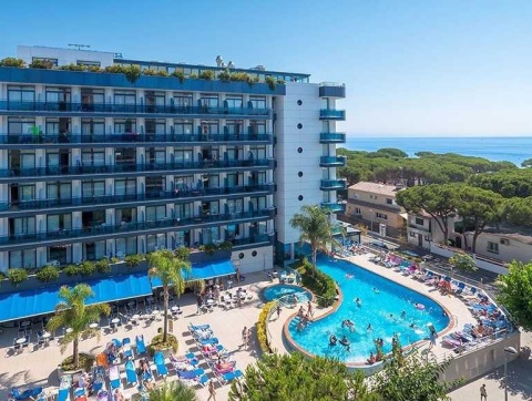 Celebrate Passover 2026 in Blanes, Spain with Loisirel at the 4-star Hotel Blaucel.